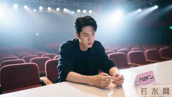 杜华台上操心王一博 他在台下抠手走神太真实