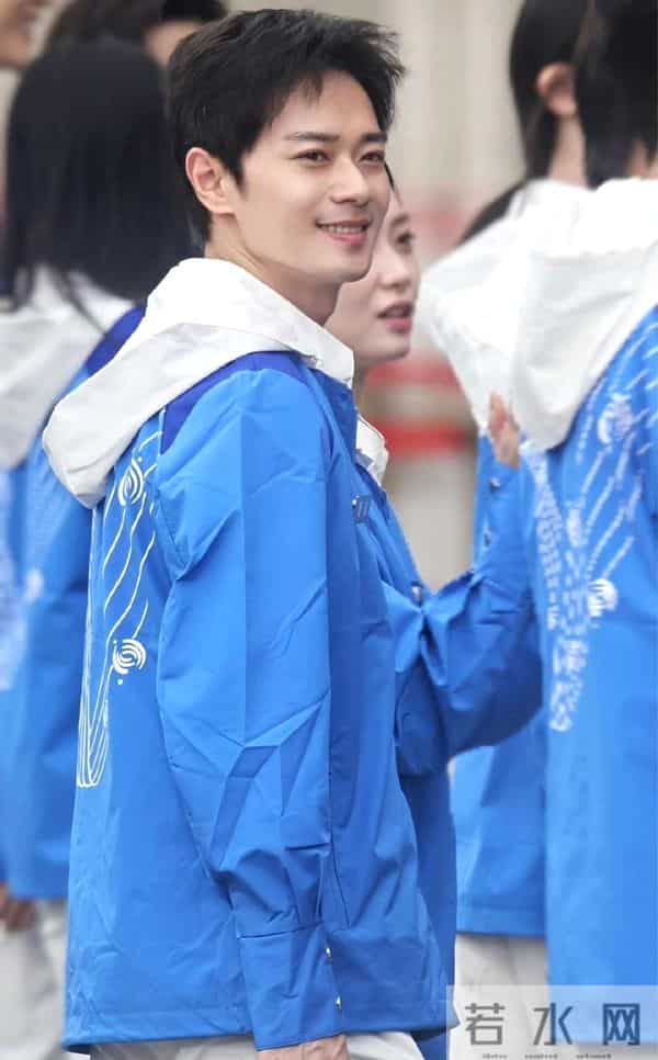 央视镜头下，37岁曹骏太抢镜：体面的中年人，都养成了反油腻体质