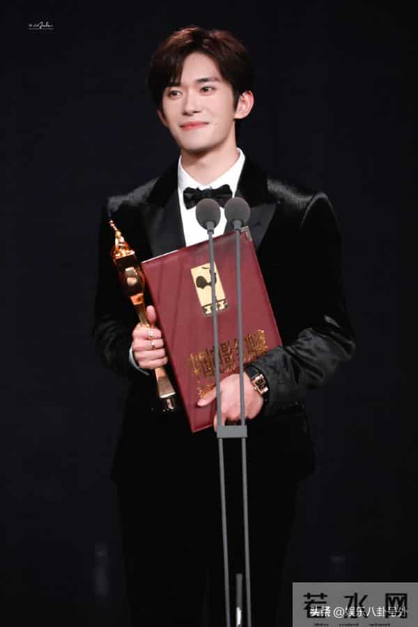 易烊千玺和李庚希上演了一场“咬脖”戏,末日禁忌恋磕疯了