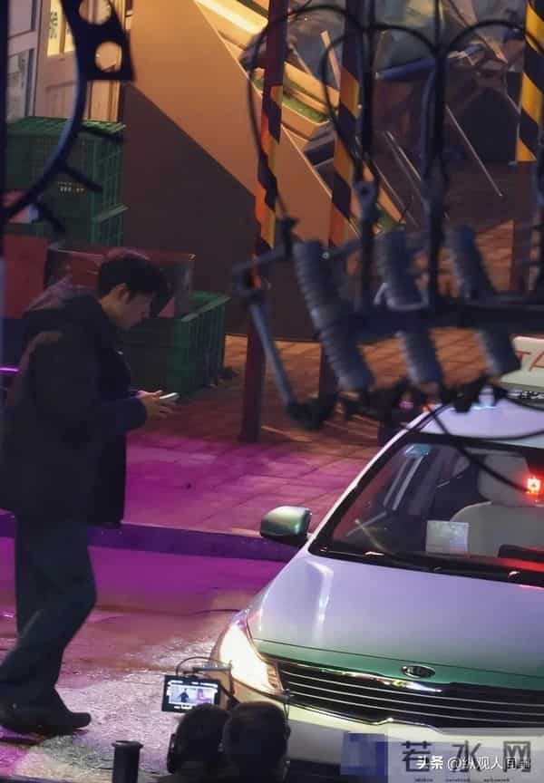 《小城良方》路透生图:肖战肤白个高笑容暖心,和姜妍互动好自然