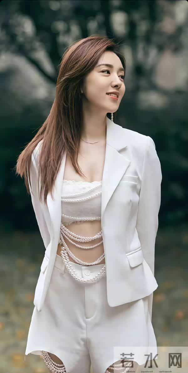 身材火辣惹人爱，王晓晨甜笑加分，大白兔美到心动