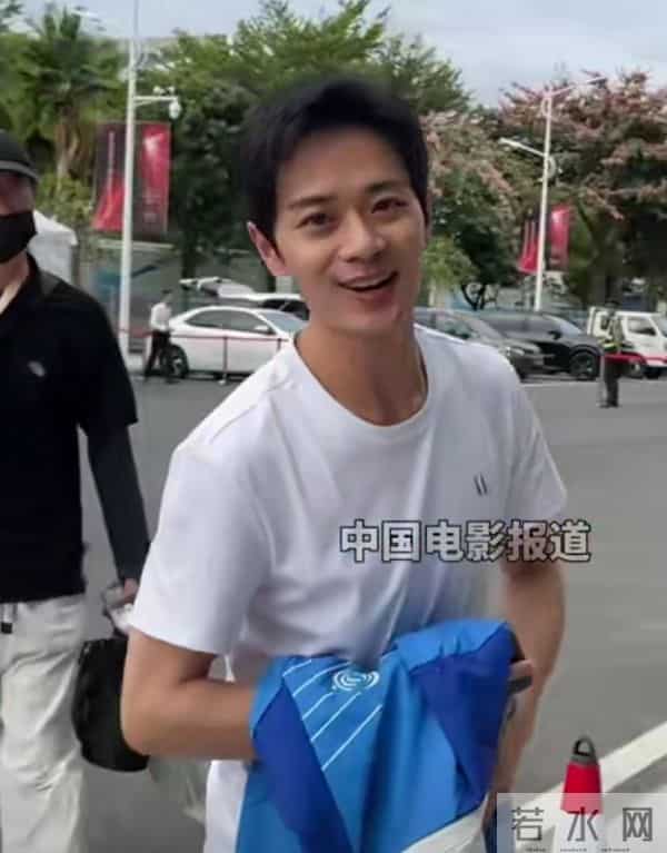 央视镜头下，37岁曹骏太抢镜：体面的中年人，都养成了反油腻体质