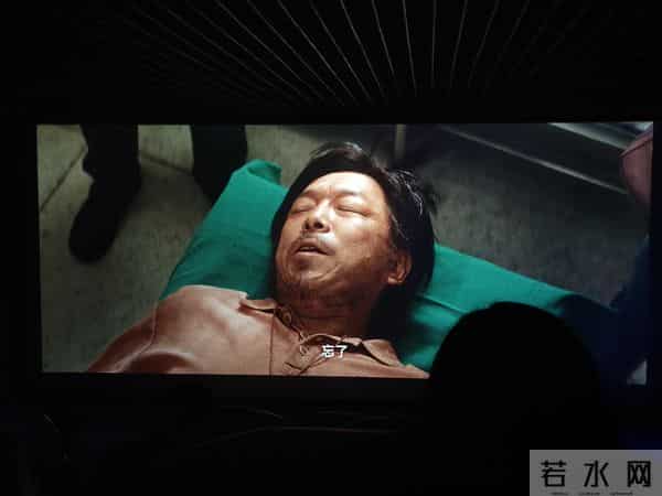 “关爱马路天使 感恩最美的你”“百年润阳服务队”和环卫工共观影