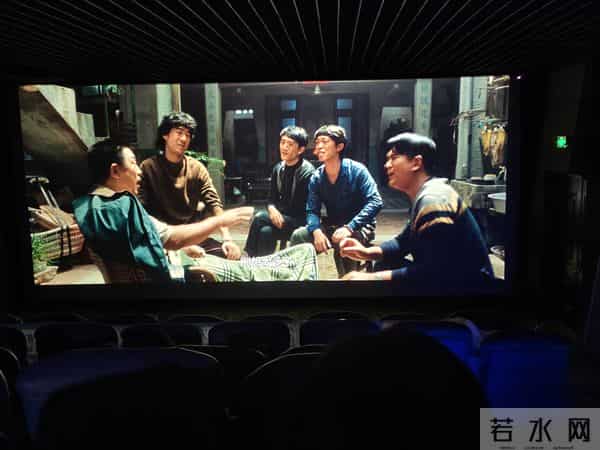 “关爱马路天使 感恩最美的你”“百年润阳服务队”和环卫工共观影