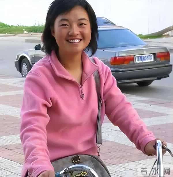 不靠颜值靠演技，曾被张艺谋劝退的农村女孩，早已走上国际红毯