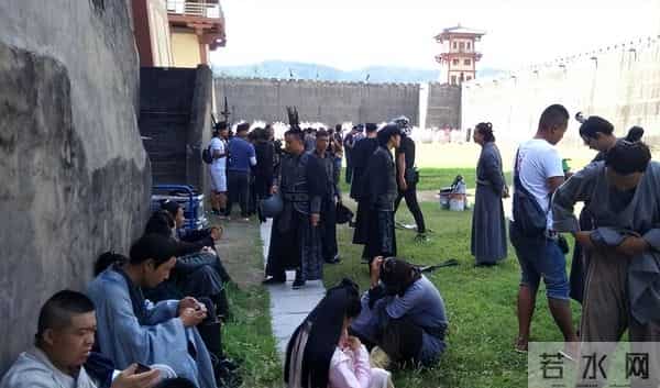 横店13万群演现状:美女泛滥,懒汉遍地,降薪后他们该何去何从?