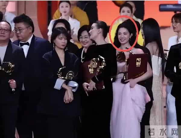 金鸡奖名场面：钟楚曦拿奖，宁静和黄晓明的表情，暴露人情世故