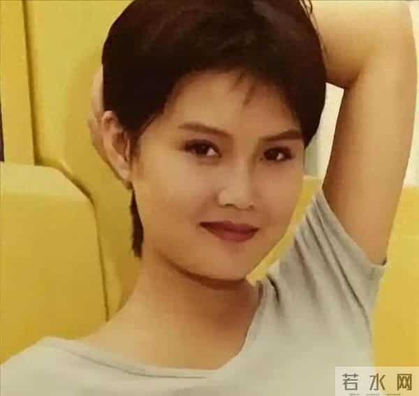 她11岁被导演看中，与知名导演同居多年被抛弃，如今复出无人问津