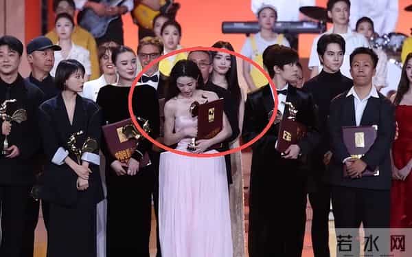 金鸡奖合影，钟楚曦站位又引争议，影帝影后做配，网友辣评钟杵C