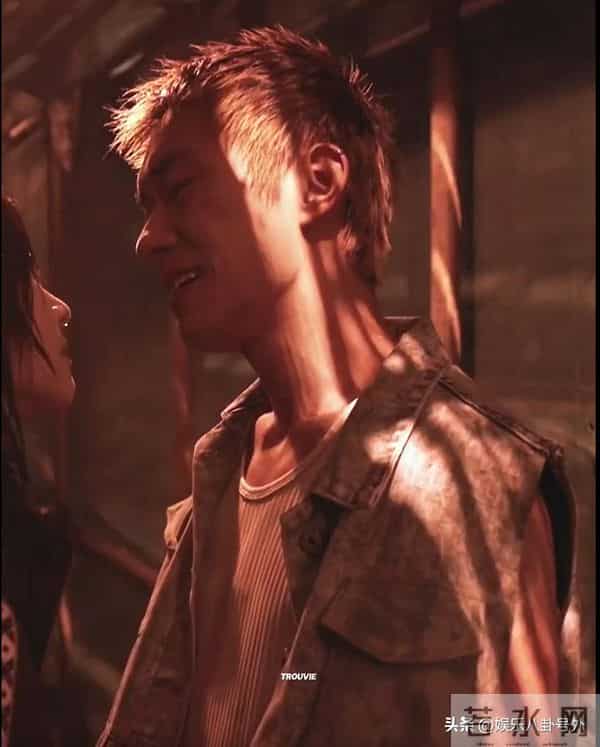 易烊千玺和李庚希上演了一场“咬脖”戏,末日禁忌恋磕疯了