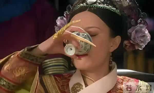果郡王临终前才发觉,家宴上甄嬛故意打翻酒杯,其实是救了他一命