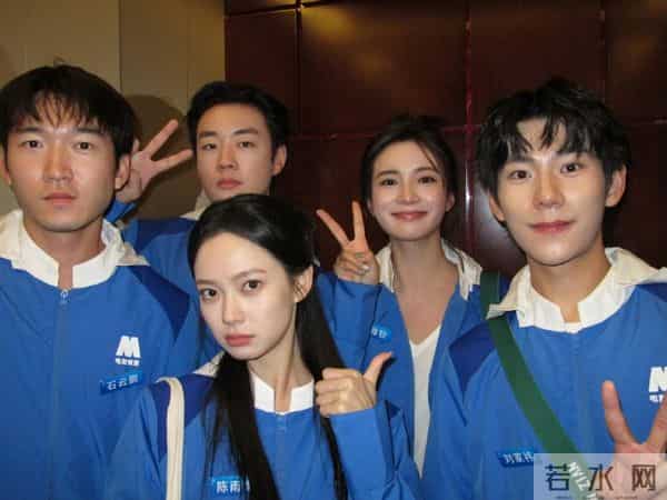 央视镜头下，37岁曹骏太抢镜：体面的中年人，都养成了反油腻体质