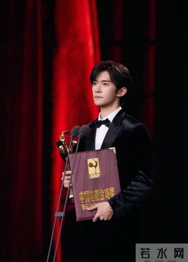 金鸡奖影帝易烊千玺被问想不想谈恋爱，忍不住“第一次翻白眼”