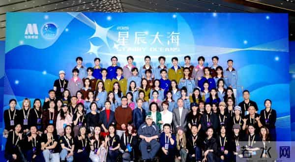 央视镜头下，37岁曹骏太抢镜：体面的中年人，都养成了反油腻体质