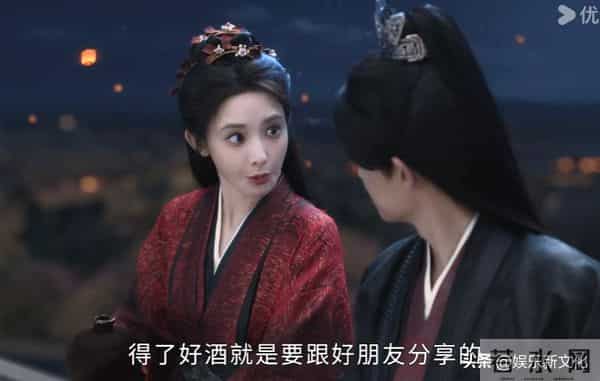 一个撅嘴瞪眼，一个眉毛飞出脸，《凤凰台上》俩主演看得真难受！