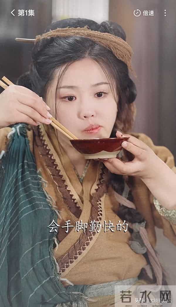 演古装农女还戴美甲?短剧导演无奈回应:她刚做的美甲,舍不得卸