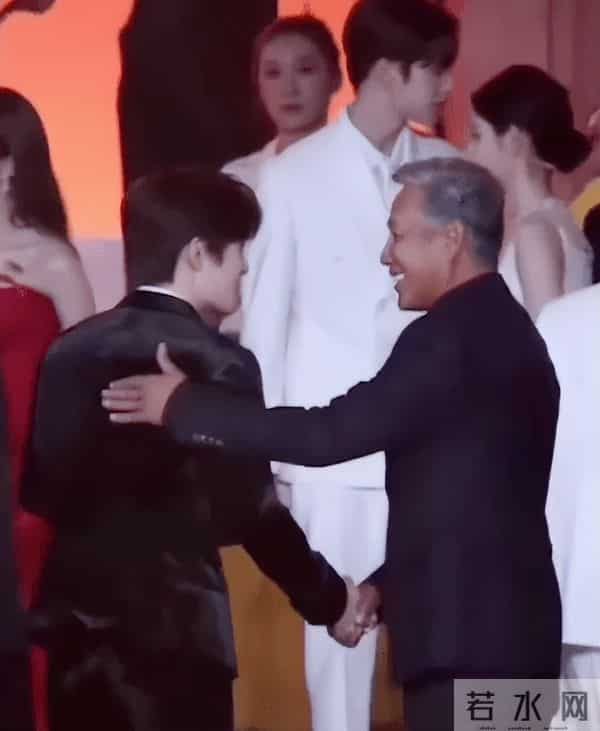 金鸡奖谜团：张艺谋遭质疑，《哪吒2》被冷落，陈道明举动成焦点