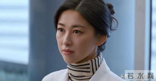 演《玫瑰的故事》又演《他为什么依然单身》，40岁的她真的很美！