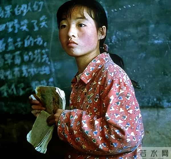 不靠颜值靠演技，曾被张艺谋劝退的农村女孩，早已走上国际红毯