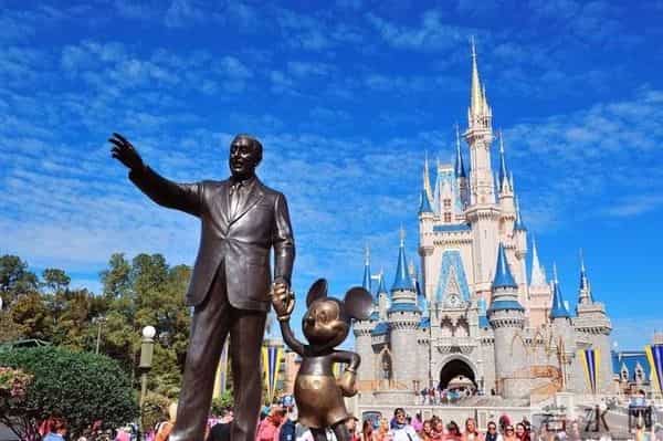 从一只米老鼠到半个好莱坞，迪士尼万亿商业帝国，是如何打造的？