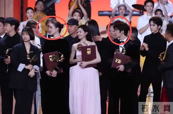 金鸡奖合影，钟楚曦站位又引争议，影帝影后做配，网友辣评钟杵C