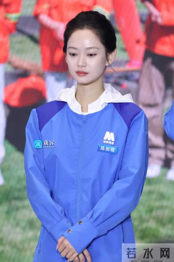 央视镜头下，37岁曹骏太抢镜：体面的中年人，都养成了反油腻体质