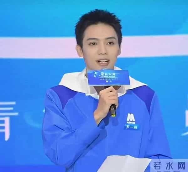 央视镜头下，37岁曹骏太抢镜：体面的中年人，都养成了反油腻体质