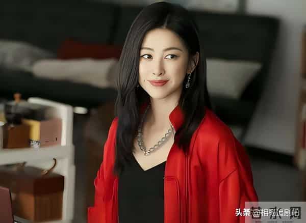 演《玫瑰的故事》又演《他为什么依然单身》，40岁的她真的很美！