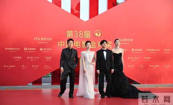 金鸡奖红毯星光熠熠，易烊千玺朱一龙同台，谁将成为最大赢家