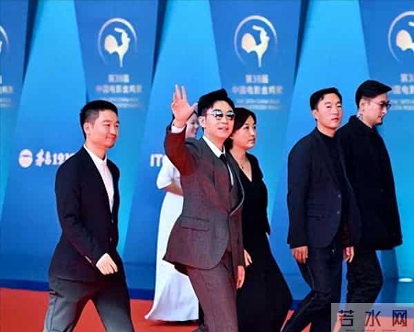 金鸡奖合影，钟楚曦站位又引争议，影帝影后做配，网友辣评钟杵C