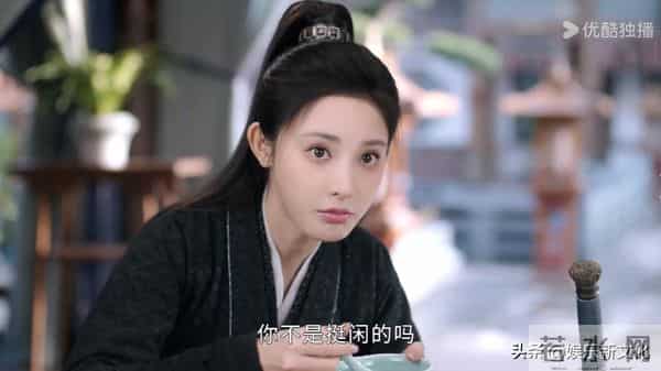 一个撅嘴瞪眼，一个眉毛飞出脸，《凤凰台上》俩主演看得真难受！