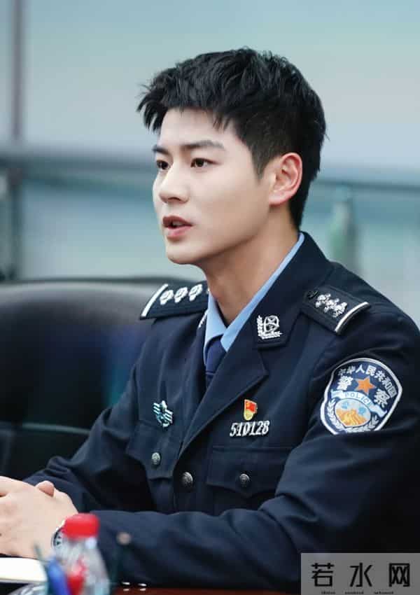 这两部悬疑剧 8分《夜行法医》7.5分《凶屋鬼案》该冲真实还是刺激