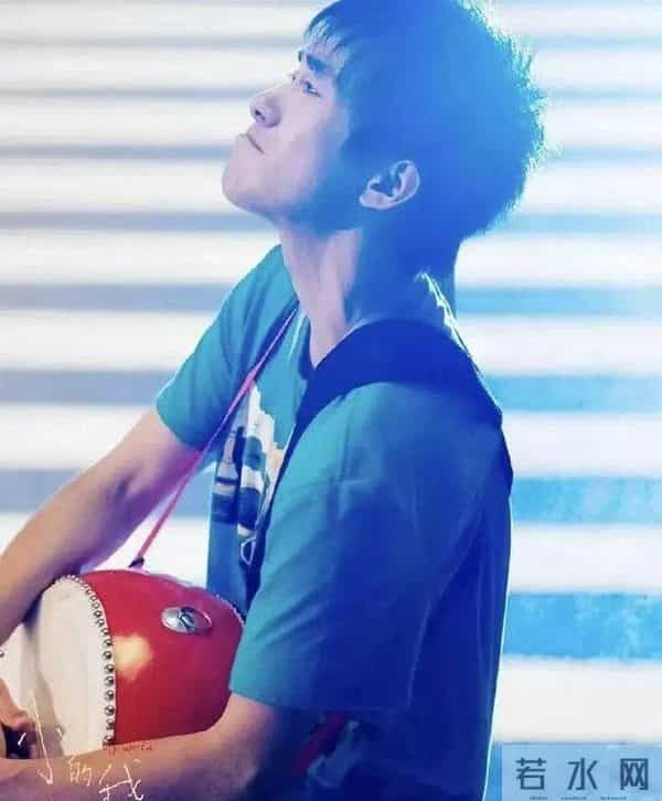 易烊千玺荣获金鸡奖影帝，凭什么是他？他只是运气好罢了！