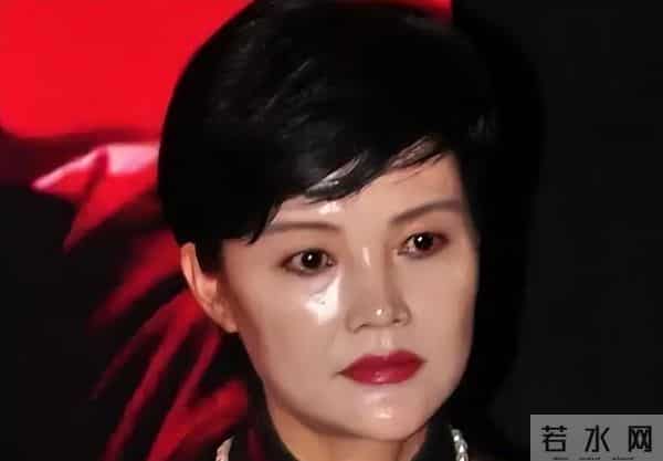 她11岁被导演看中，与知名导演同居多年被抛弃，如今复出无人问津