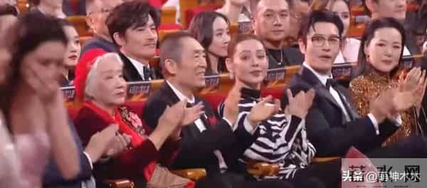 金鸡奖颁奖名场面！宋佳二封咏梅失落，易烊千玺拿奖张艺谋乐开花