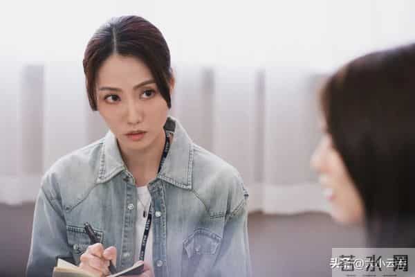 新闻女王2｜记者小花被指撞脸颜仟汶？一样有仙气！网民：像母女