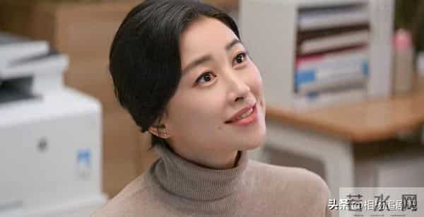 演《玫瑰的故事》又演《他为什么依然单身》，40岁的她真的很美！