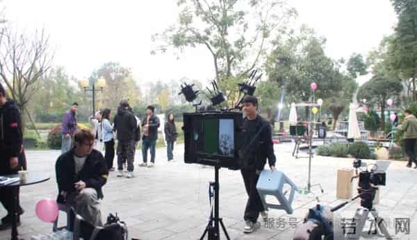 一周双剧组!成都影视城联动青杠树景区成短剧“主战场”