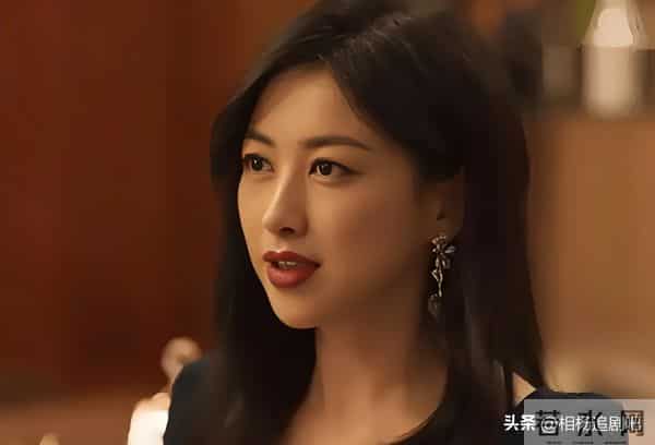 演《玫瑰的故事》又演《他为什么依然单身》，40岁的她真的很美！