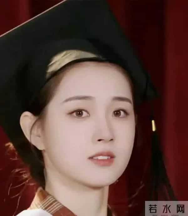 刘诗诗也不会想到，曾在她身边演丫鬟的女孩，在另一个赛道成顶流