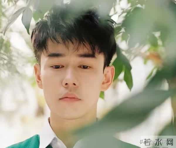 国家一级演员老爸，15 年查无此人，36 岁凭《四喜》一夜封神