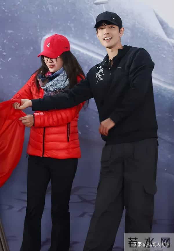 《小城良方》路透生图:肖战肤白个高笑容暖心,和姜妍互动好自然