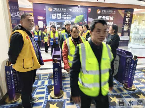 “关爱马路天使 感恩最美的你”“百年润阳服务队”和环卫工共观影