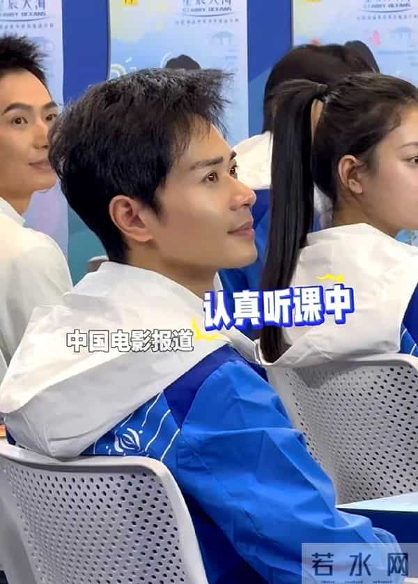 央视镜头下，37岁曹骏太抢镜：体面的中年人，都养成了反油腻体质