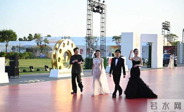 金鸡奖红毯星光熠熠，易烊千玺朱一龙同台，谁将成为最大赢家