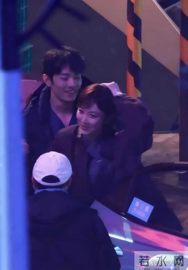 《小城良方》路透生图:肖战肤白个高笑容暖心,和姜妍互动好自然