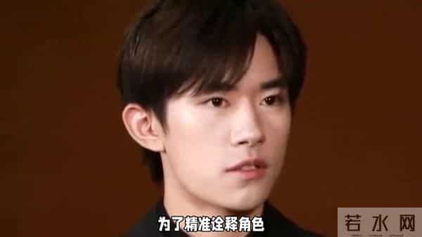 金鸡奖现场，他手捧金鸡奖杯，笑容灿烂！