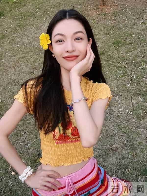 金鸡奖合影，钟楚曦站位又引争议，影帝影后做配，网友辣评钟杵C