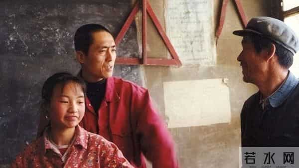 不靠颜值靠演技，曾被张艺谋劝退的农村女孩，早已走上国际红毯