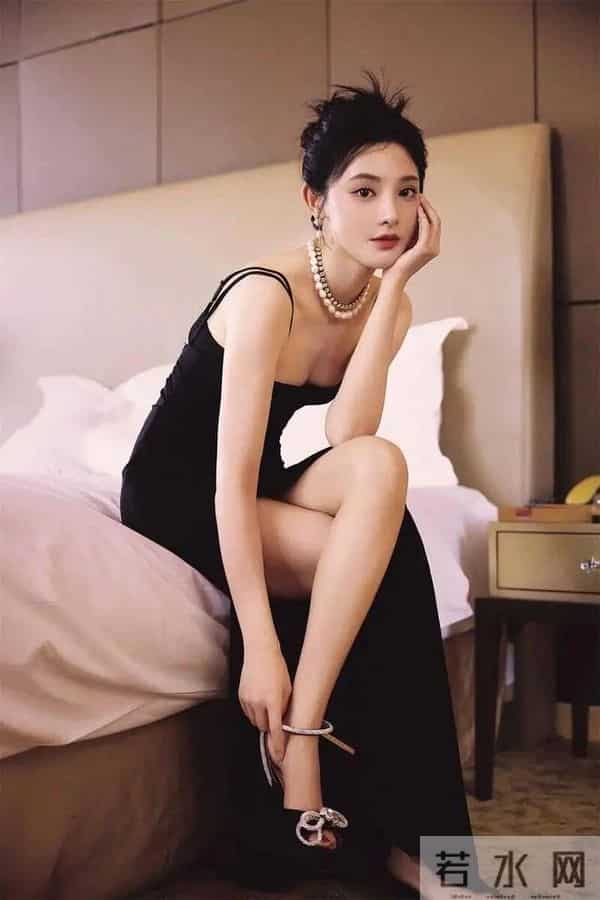 11月断层出圈 彭小苒《凤凰台上》四重身份杀疯了 乘风舞台再唱经典